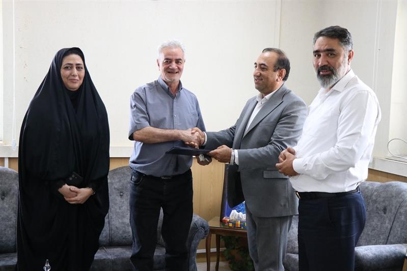 تجلیل مدیرعامل شركت آبفا سمنان از پزشك معتمد این شركت به مناسبت روز پزشك