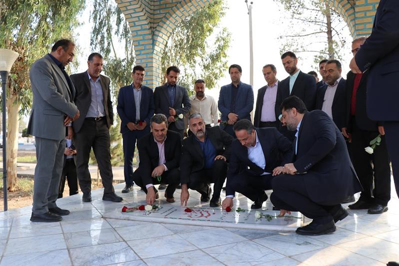 گلباران مزار مطهر شهید گمنام در شهر گرمسار با حضور دكتر امینی مدیرعامل شركت آب و فاضلاب كشور